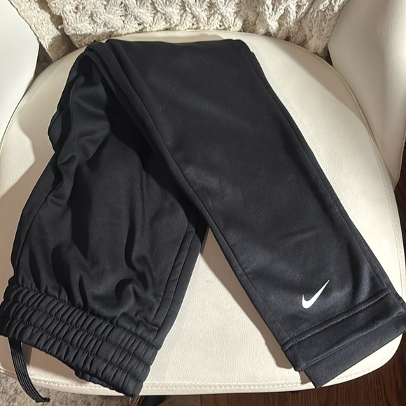 Boy’s Nike Therma Fit Pants - Picture 1 of 4